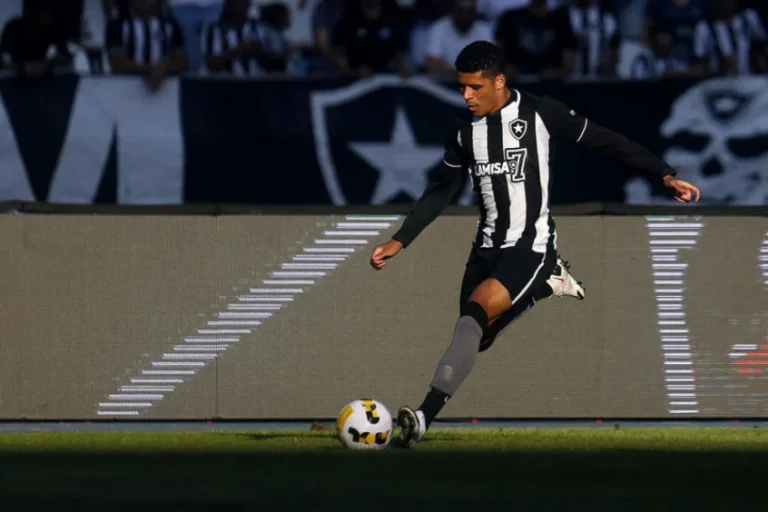 Santa Clara envia proposta para ter Vinicius Lopes, do Botafogo