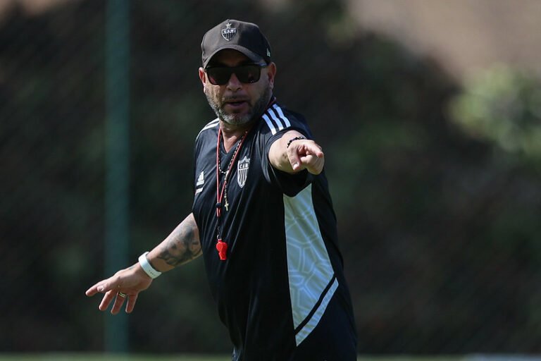 Rodrigo Caetano fala sobre procura por treinador no início da temporada e escolha por Turco Mohamed