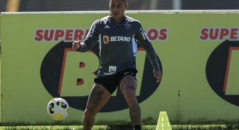 Rodrigo Caetano confirma multa a Eduardo Vargas por expulsão decisiva na Libertadores