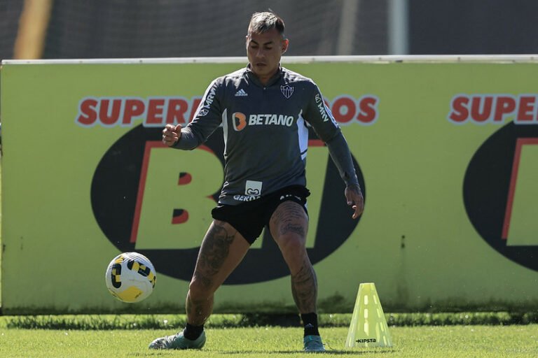 Rodrigo Caetano confirma multa a Eduardo Vargas por expulsão decisiva na Libertadores