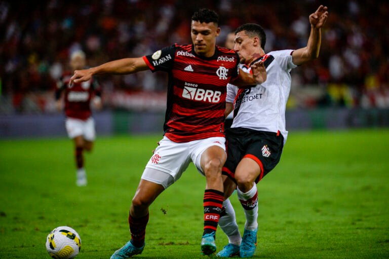 Em alta no Flamengo, Victor Hugo está no radar do Lyon
