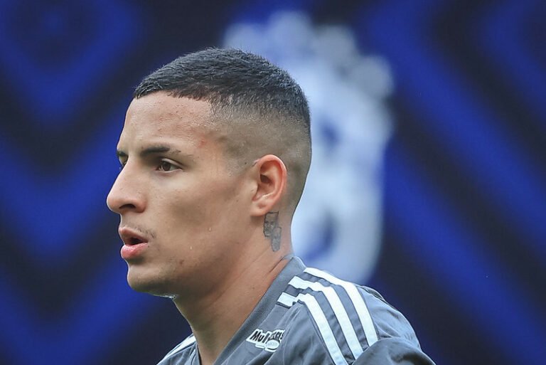 Atlético se posiciona e condena atos violentas de torcedores contra esposa de Arana e familiares de jogadores