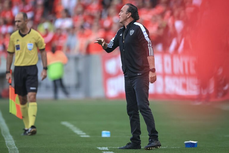Com foco na Libertadores, Cuca projeta confronto com o Palmeiras e fala em ‘superar’ a derrota