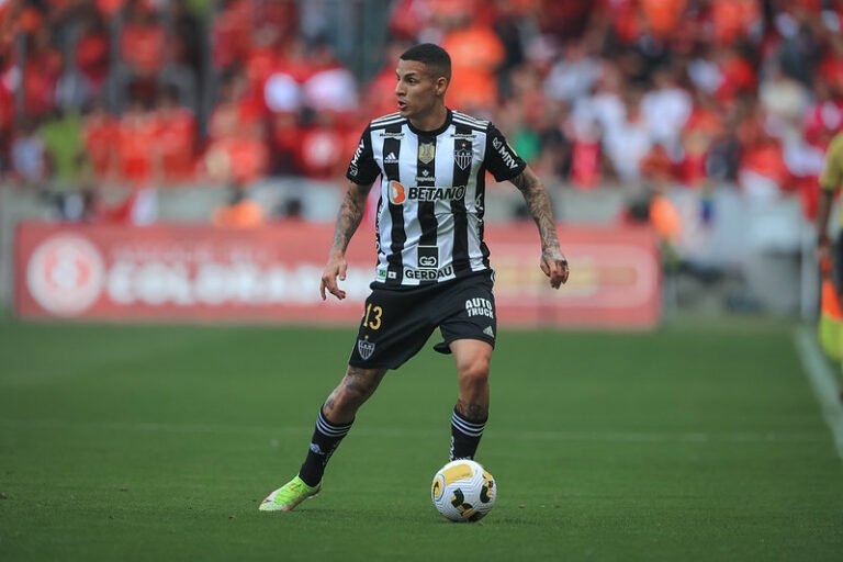 DESFALQUE? Guilherme Arana deixa campo com dores na coxa e pode desfalcar o Atlético diante o Palmeiras