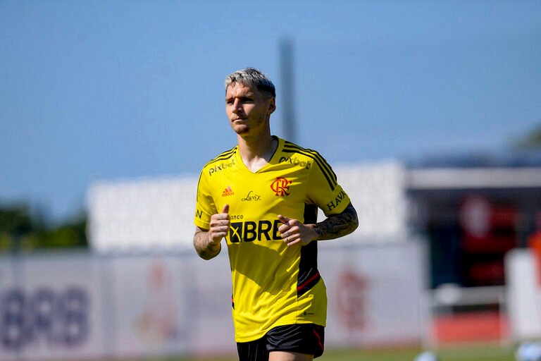 Anunciado pelo Flamengo, Varela foi multado pelo Dínamo Moscou