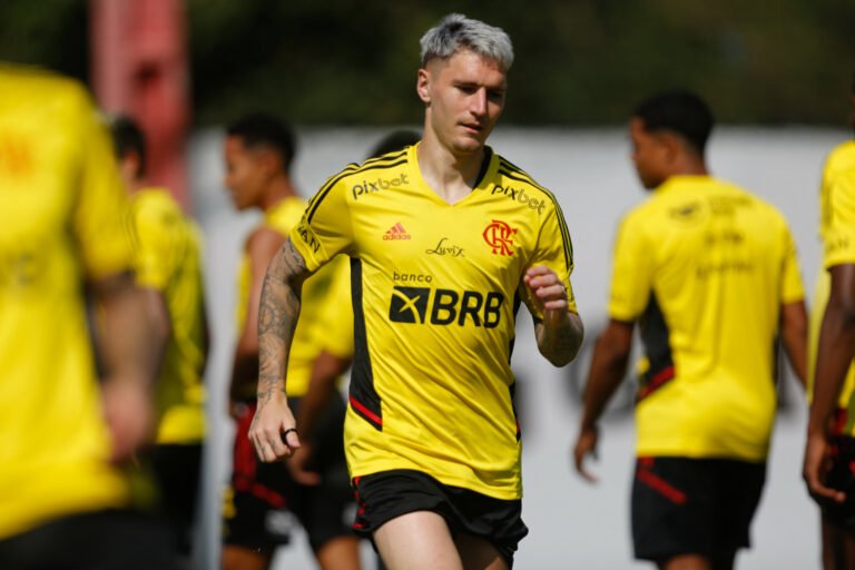 Varela aparece no BID e está livre para estrear pelo Flamengo