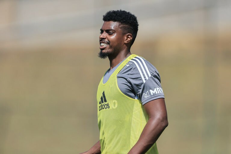 Após vitória, Felipão explica entrada de Jemerson e critica vaias da torcida ao zagueiro