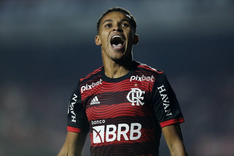 Após oferta recusada, Flamengo aguarda nova proposta do West Ham por Lázaro