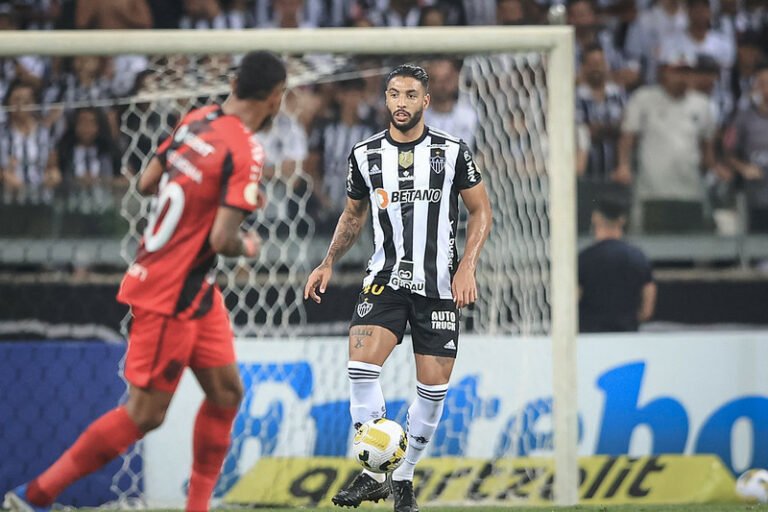 Cuca explica entrada controversa de Nathan Silva diante o Athletico Paranaense