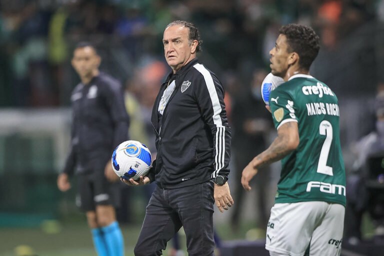 Após eliminação, Cuca fala sobre superioridade numérica e incompetência do Atlético em vencer o jogo