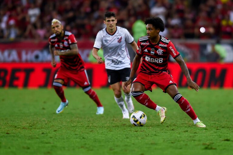 Sem propostas, Vitinho pode permanecer no Flamengo até dezembro