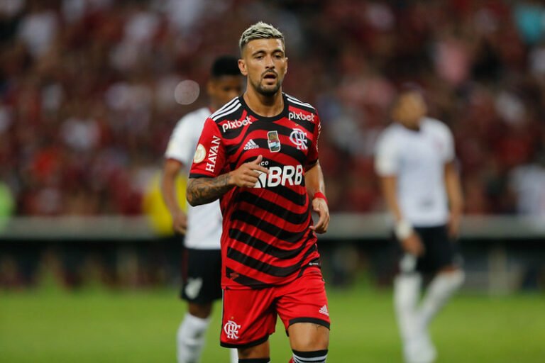 Absolvidos pelo STJD, Arrascaeta e Gabigol estão liberados para enfrentar o Athletico na Copa do Brasil