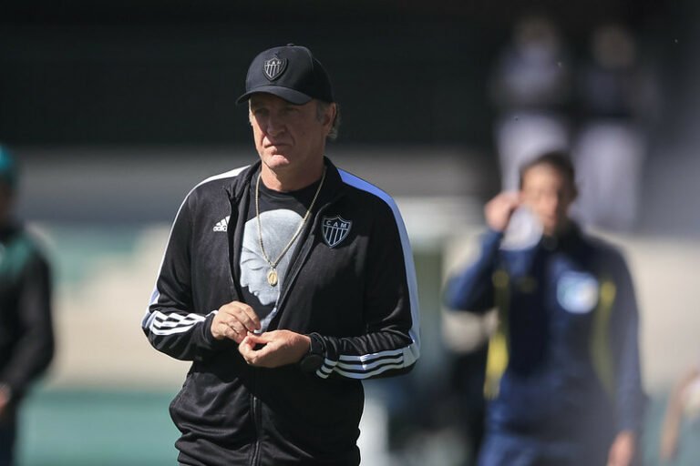 Após vitória, Cuca ‘alfineta’ Abel Ferreira, treinador do Palmeiras