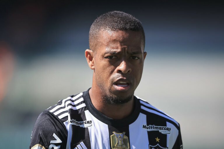 Keno defende Hulk e deposita confiança no camisa 7 alvinegro