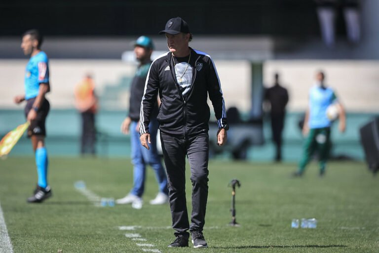 Cuca critica estilo de jogo do Palmeiras e rebate falas de Abel Ferreira após duelo pela Libertadores