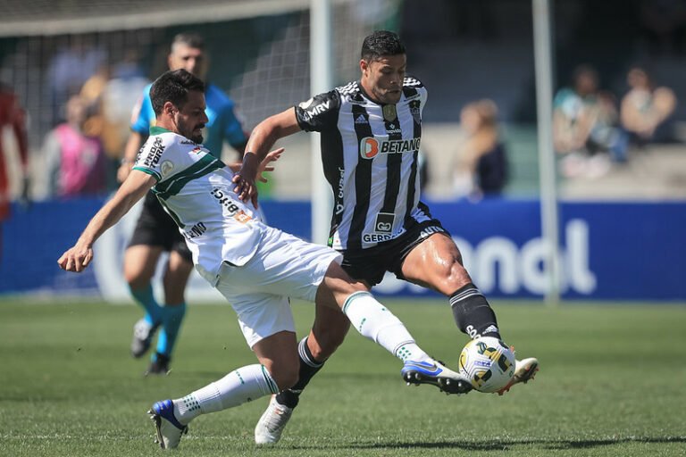 Treinador do Atlético, Cuca fala sobre substituição de Hulk na partida
