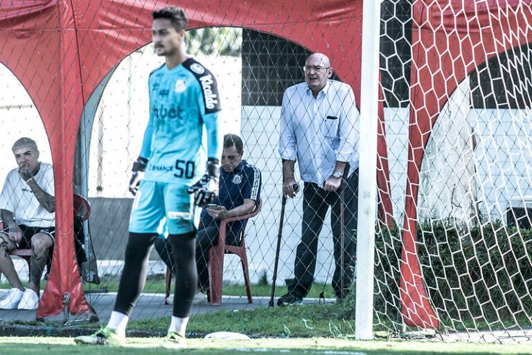 Andres Rueda acompanhando treino no CT Rei Pelé