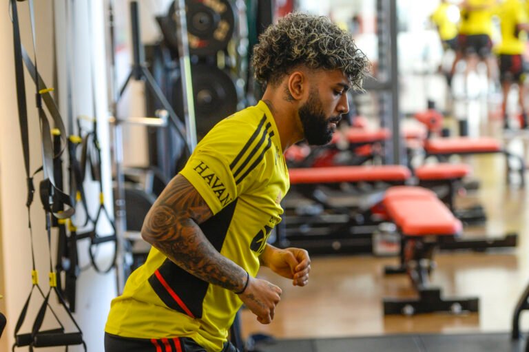 Gabigol sente dores nas costas e fica fora de treinamento