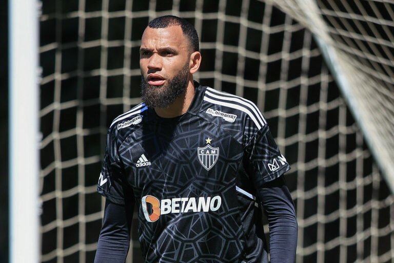 Nova camisa de goleiro do Atlético faz sucesso nas redes sociais e será vendida em breve, segundo diretor do clube