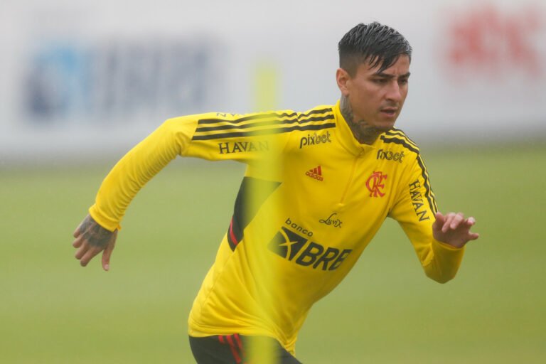 Pulgar e Varela devem ser relacionados para enfrentar o Palmeiras