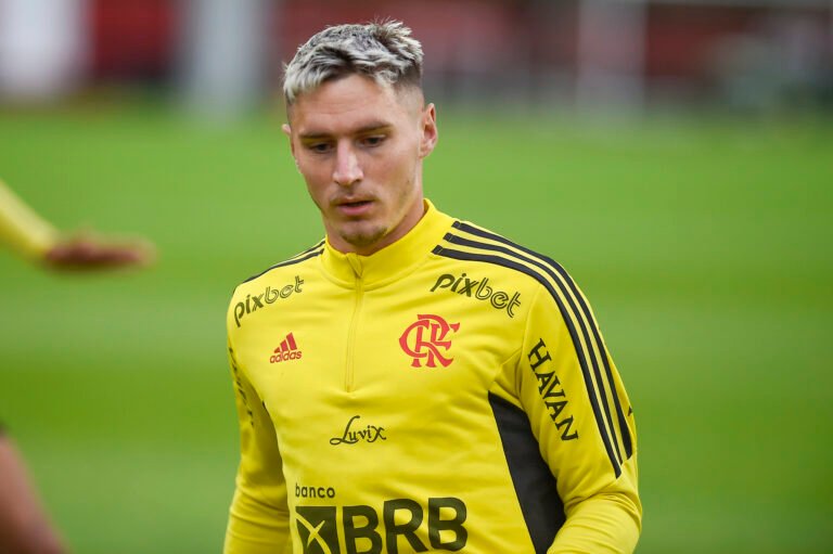 Fora da Copa do Brasil, Pulgar e Varela podem estrear contra Botafogo