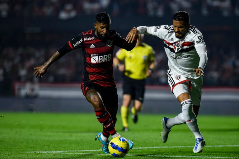 Após liberação de Vitinho, Flamengo tem três saídas encaminhadas