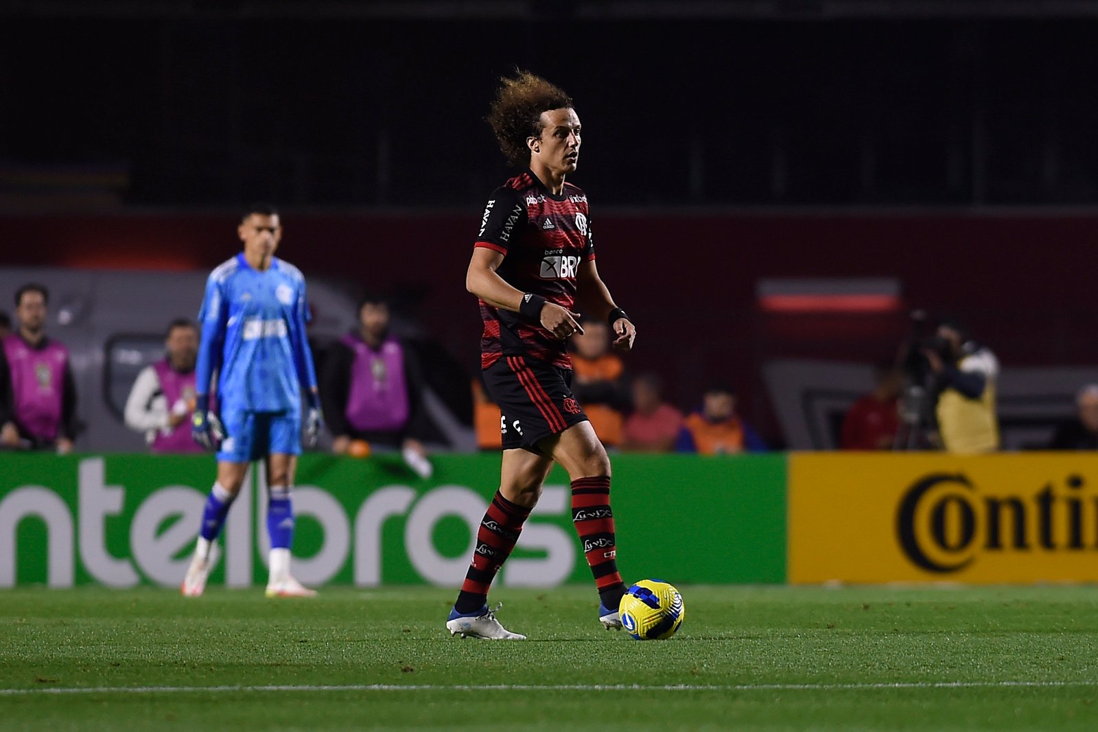 Com suspeita de hepatite viral, David Luiz treina normalmente no Flamengo