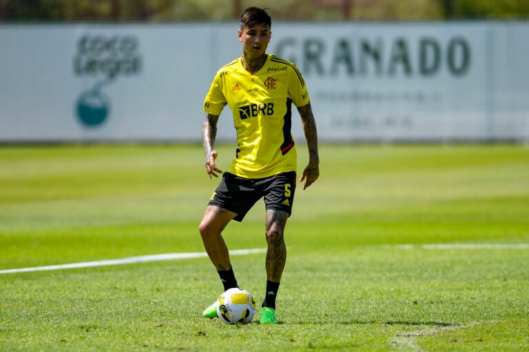 Flamengo poderá ter duas estreias em clássico contra Botafogo
