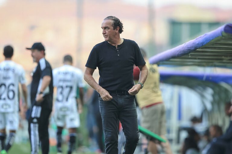 Rodrigo Caetano e Cuca falam sobre punição de Vargas e garantem retorno do jogador ao elenco