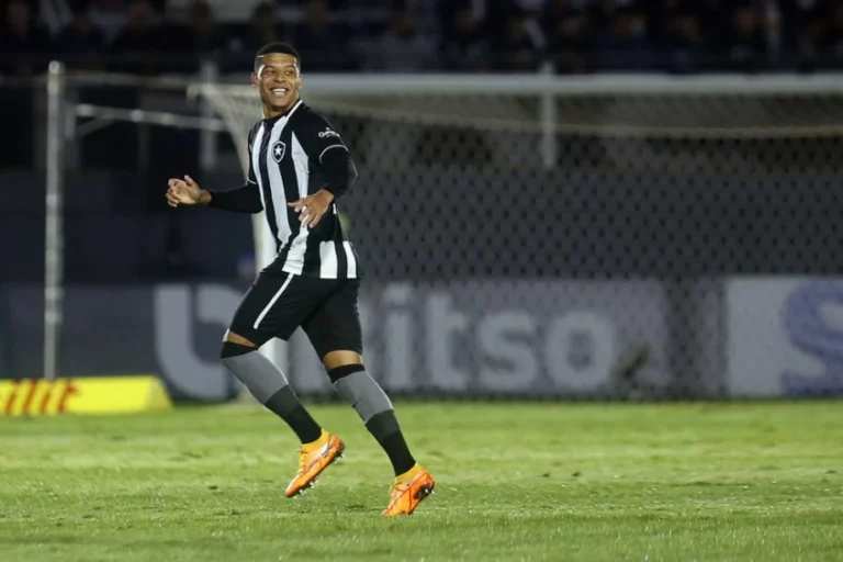 Botafogo encaminha empréstimo de Vinicius Lopes para clube europeu