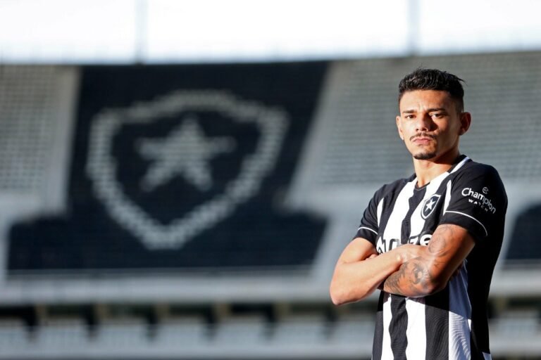 Tiquinho Soares tem lesão muscular e deve estrear em até três semanas no Botafogo