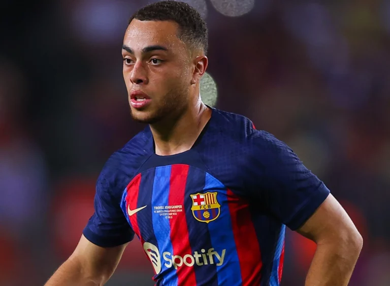 Manchester United pode fechar contratação de lateral do Barcelona