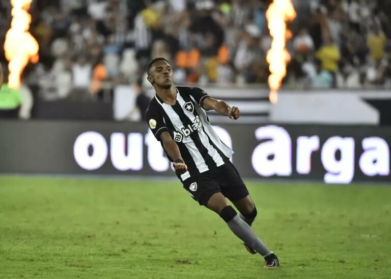 Botafogo anuncia compra de Jeffinho