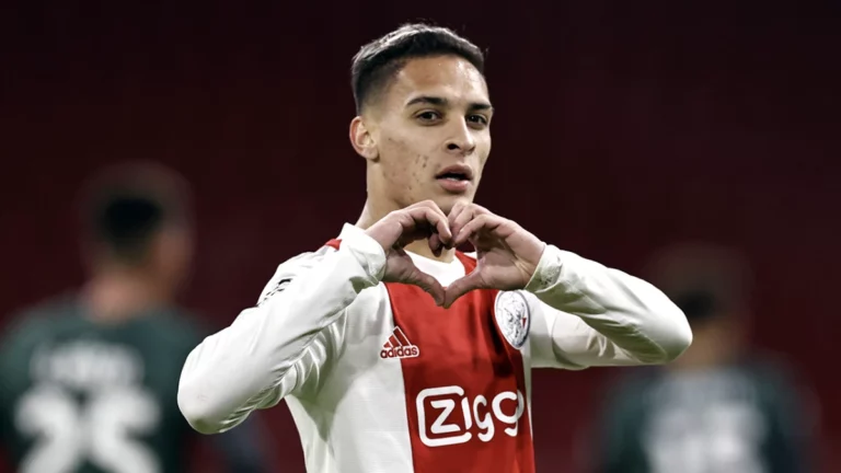 Antony comenta sobre negociação com United e reforça desejo de sair do Ajax