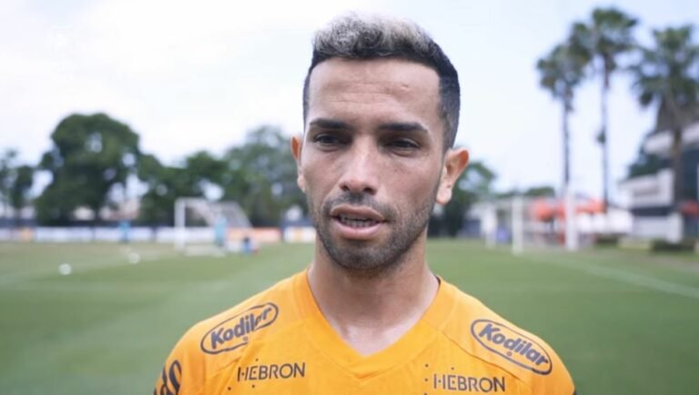 Carabajal fala em adaptação, mas projeta objetivo no Santos