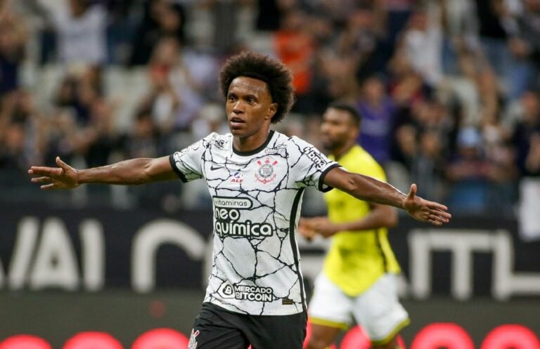 Willian ouve ofertas de outros times da Europa; negociações com o Fulham estão estagnadas