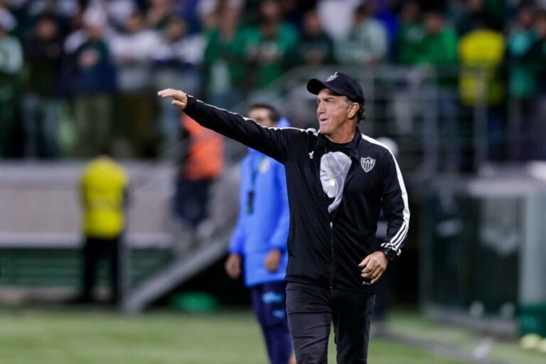 Em coletiva, Cuca volta a falar sobre atrito com Abel Ferreira