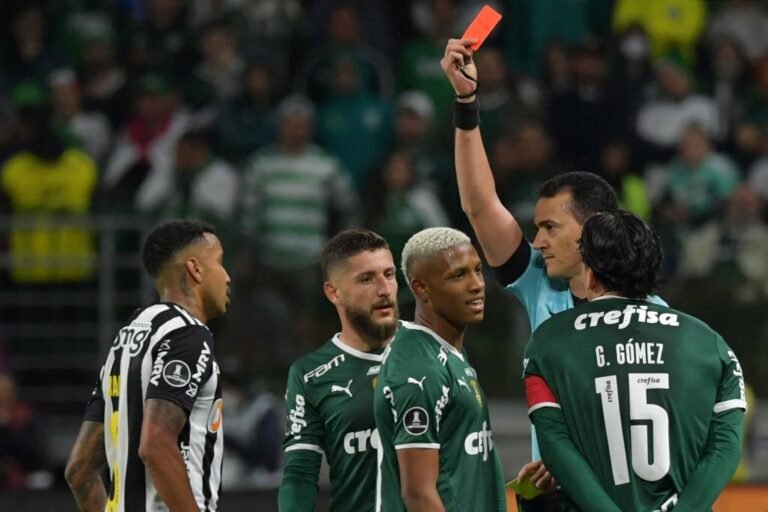 Danilo e Scarpa suspensos nas semifinais pela Conmebol após expulsões na Libertadores