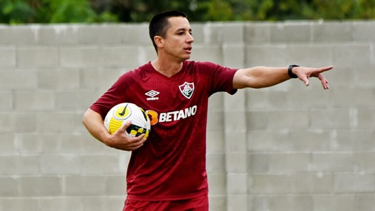 Com suspensão de Fernando Diniz, Fluminense será comandado por Eduardo Barros contra o Santos