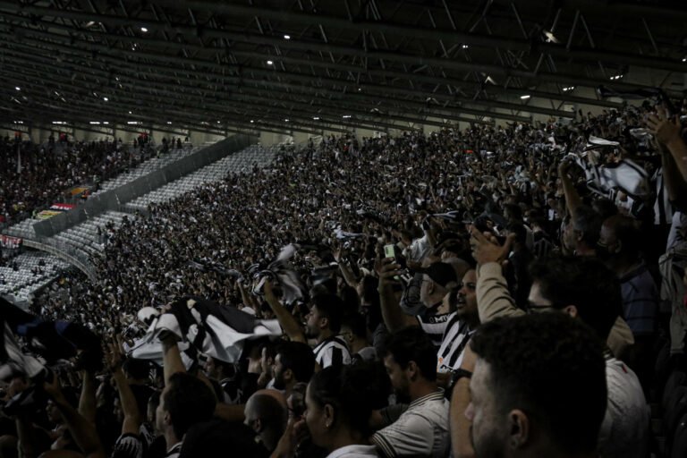 Atlético Mineiro é multado pelo STJD por cantos discriminatórios e arremessos de objetos contra o Flamengo