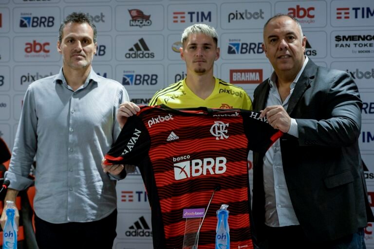 Varela se declara para torcida do Flamengo: “Sente em campo”