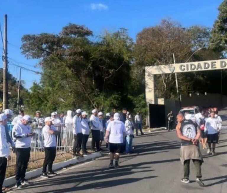 Torcida Organizada Galoucura cobra jogadores do Atlético e faz protesto na porta do CT