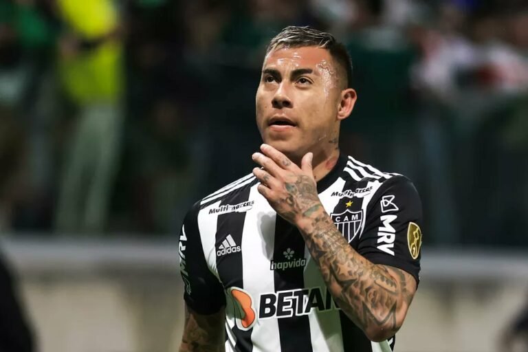 Eduardo Vargas abre o jogo sobre expulsão na Libertadores e fala em recuperar confiança da torcida e de Cuca