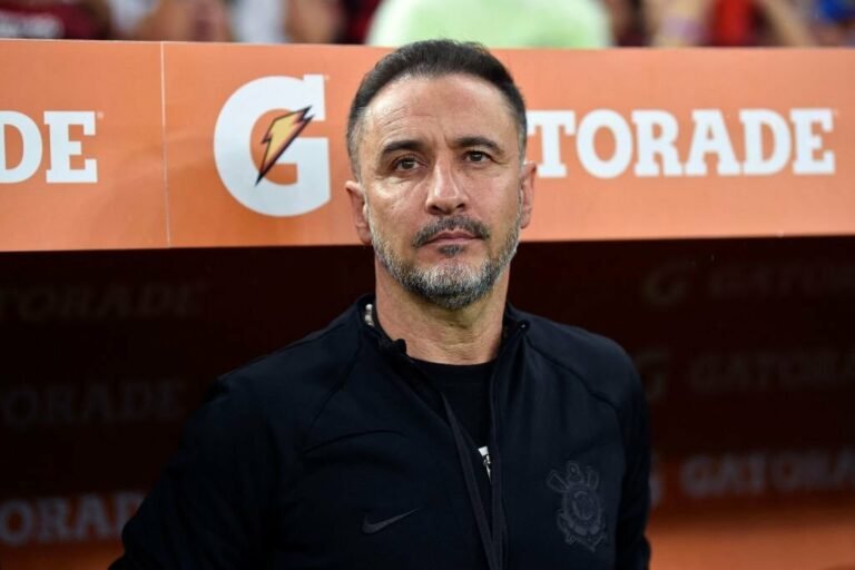 Vítor Pereira reclama de arbitragem após eliminação do Corinthians