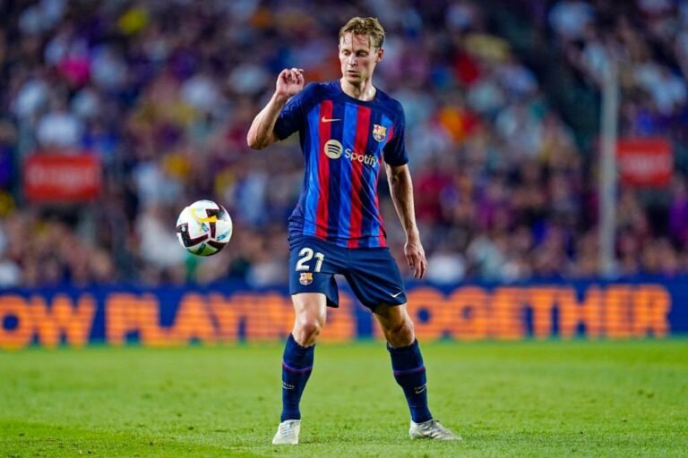 Barcelona estuda manter Frenkie de Jong