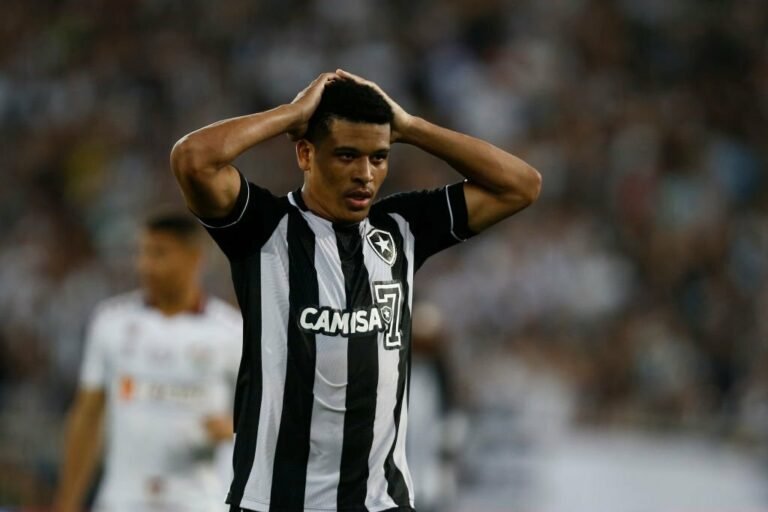 Vinícius Lopes entra na mira de clubes europeus e pode sair do Botafogo