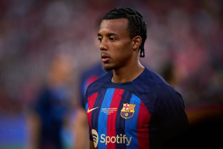 Koundé fica insatisfeito com Barcelona e pode sair de graça