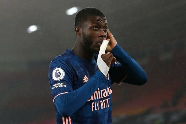 Arsenal negocia empréstimo de atacante para clube francês