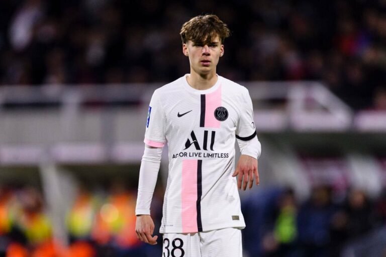 PSG acerta saída de jogador para clube inglês