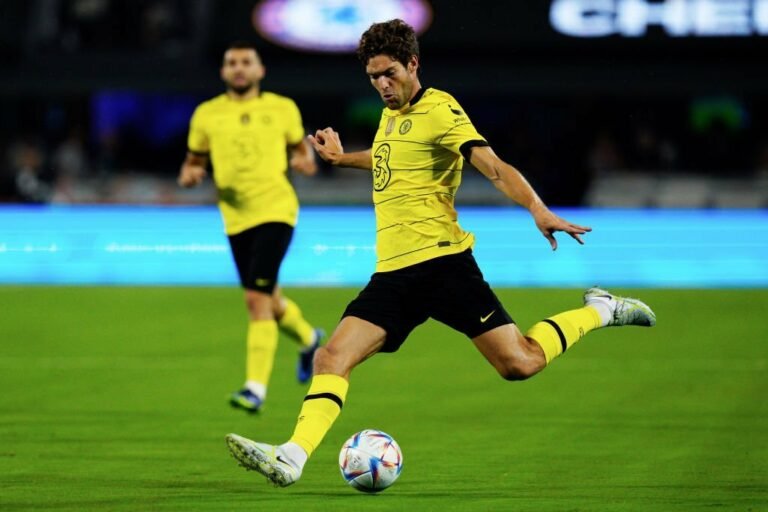 Barcelona acerta contratação de Marcos Alonso